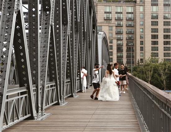 现在，很多年轻人选择在外白渡桥拍摄婚纱照。 ?张廷钰 图